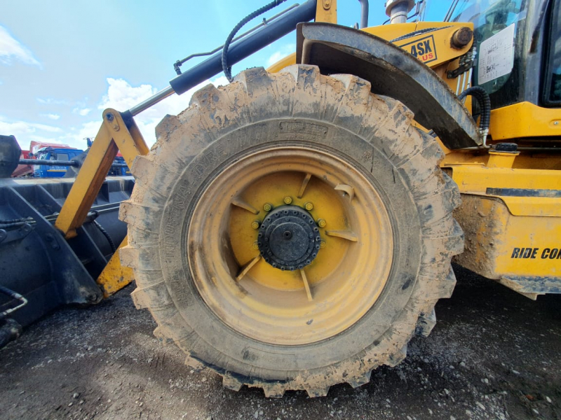 Bull 4SX Экскаватор-погрузчик HV Market