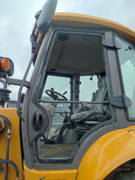 Bull 4SX Экскаватор-погрузчик