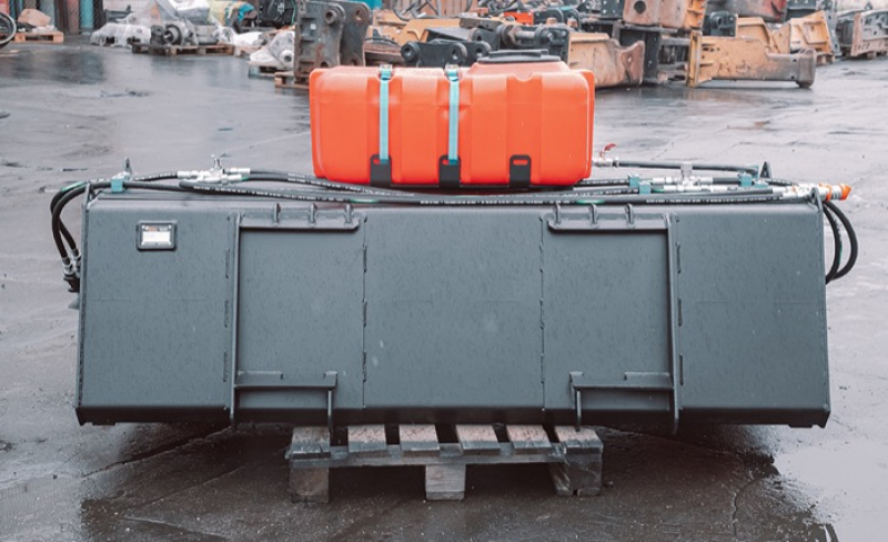 Щетка дорожная коммунальная Impulse SP1850BSL с бункером, системой орошения и бордюрной щеткой HV Market