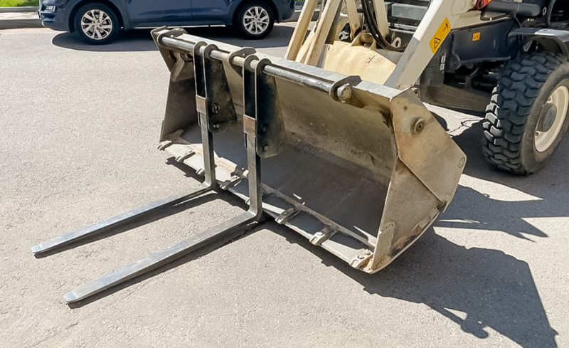 Вилы откидные паллетные Impulse PF2000 на ковш Terex 820/840/860 - TLB840 HV Market