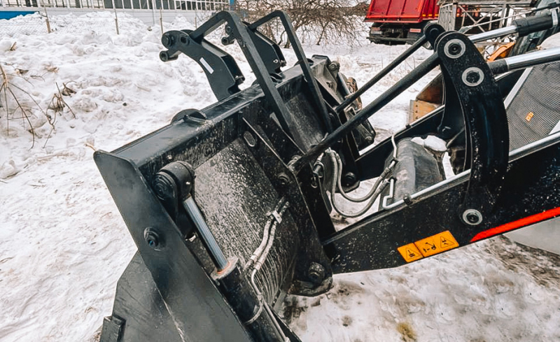 Вилы откидные паллетные Impulse PF2000 на ковш Hidromek 102 HV Market