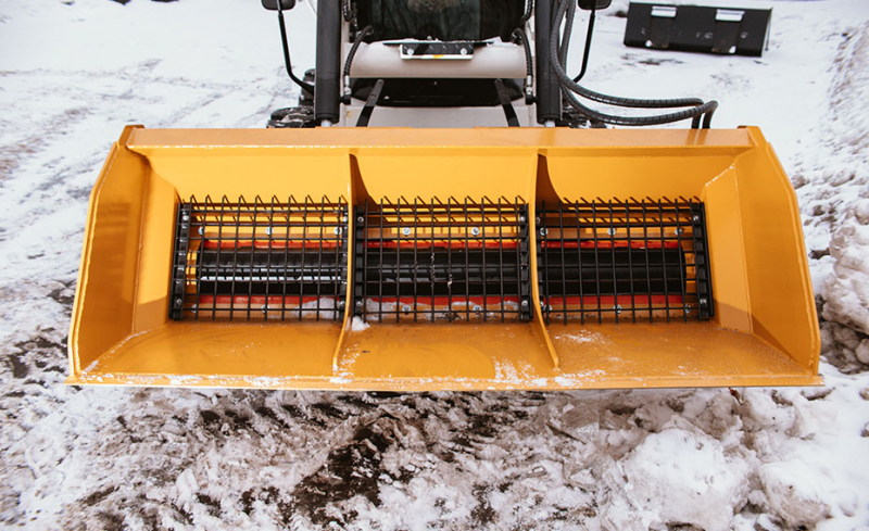 Пескоразбрасыватель Delta SM2000 на мини-погрузчики Амкодор 211 HV Market