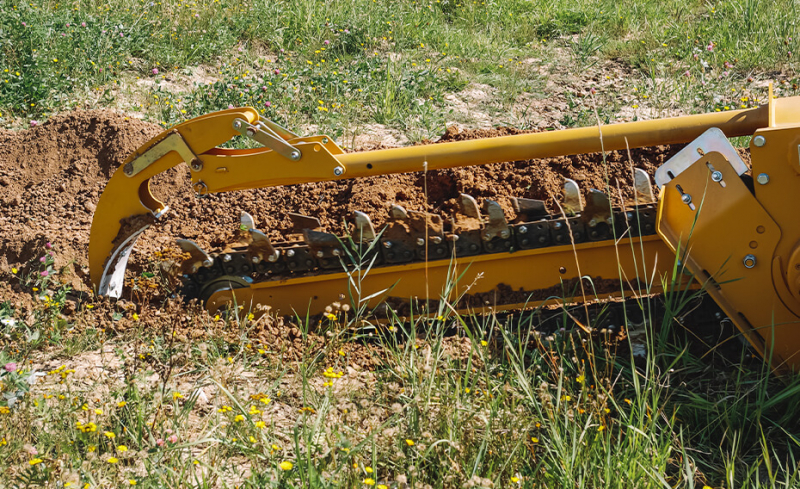 Траншеекопатель Delta TR900 на мини-погрузчик Mustang для грунта