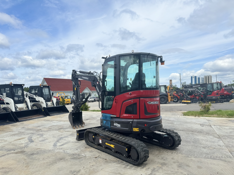 Мини-экскаватор QUADTRAC E40 PRO (4т, кабина, A/C, квикаплер, бур, 3 ковша. Гидравлический прижим)