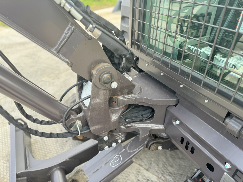 Мини-экскаватор QUADTRAC E40 PRO (4т, кабина, A/C, квикаплер, бур, 3 ковша. Гидравлический прижим)