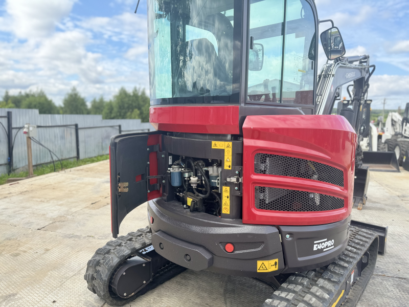 Мини-экскаватор QUADTRAC E40 PRO (4т, кабина, A/C, квикаплер, бур, 3 ковша. Гидравлический прижим)