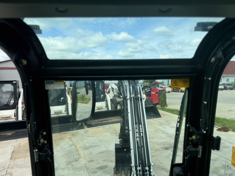 Мини-экскаватор QUADTRAC E40 PRO (4т, кабина, A/C, квикаплер, бур, 3 ковша. Гидравлический прижим)