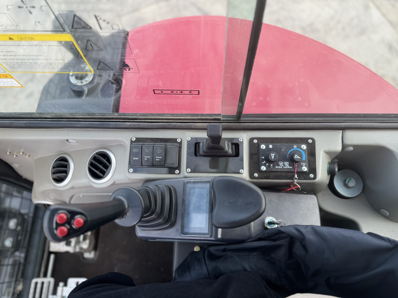 Мини-экскаватор QUADTRAC E40 PRO (4т, кабина, A/C, квикаплер, бур, 3 ковша. Гидравлический прижим)