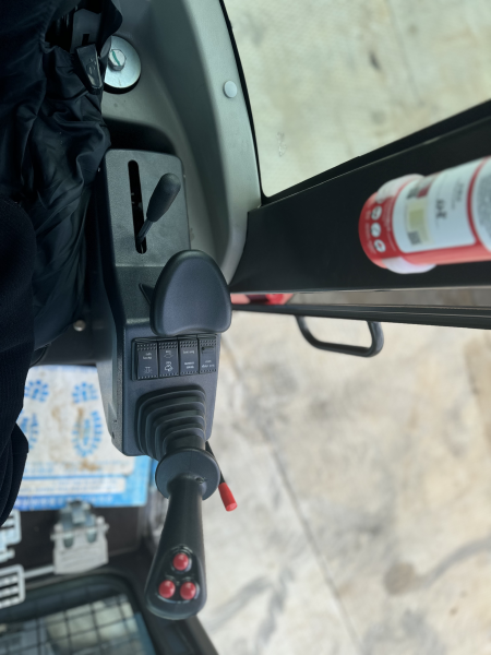 Мини-экскаватор QUADTRAC E40 PRO (4т, кабина, A/C, квикаплер, бур, 3 ковша. Гидравлический прижим)