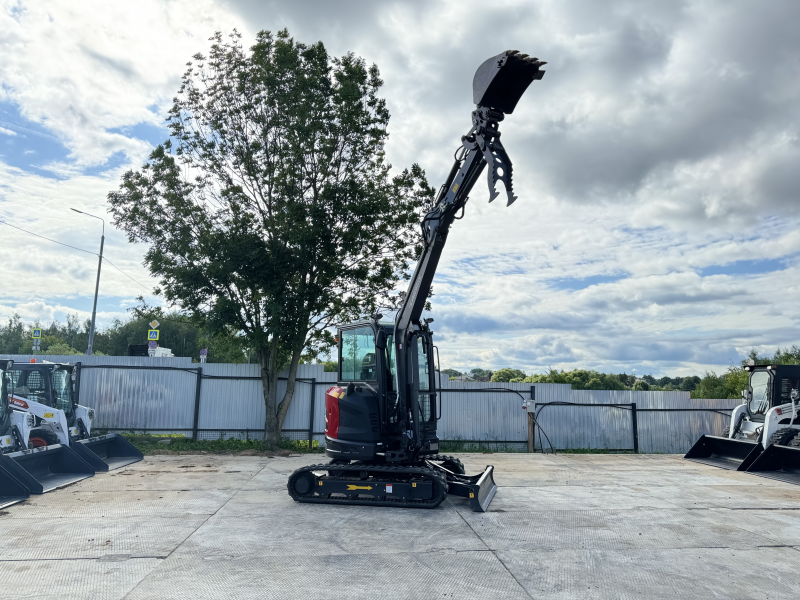 Мини-экскаватор QUADTRAC E40 PRO (4т, кабина, A/C, квикаплер, бур, 3 ковша. Гидравлический прижим)