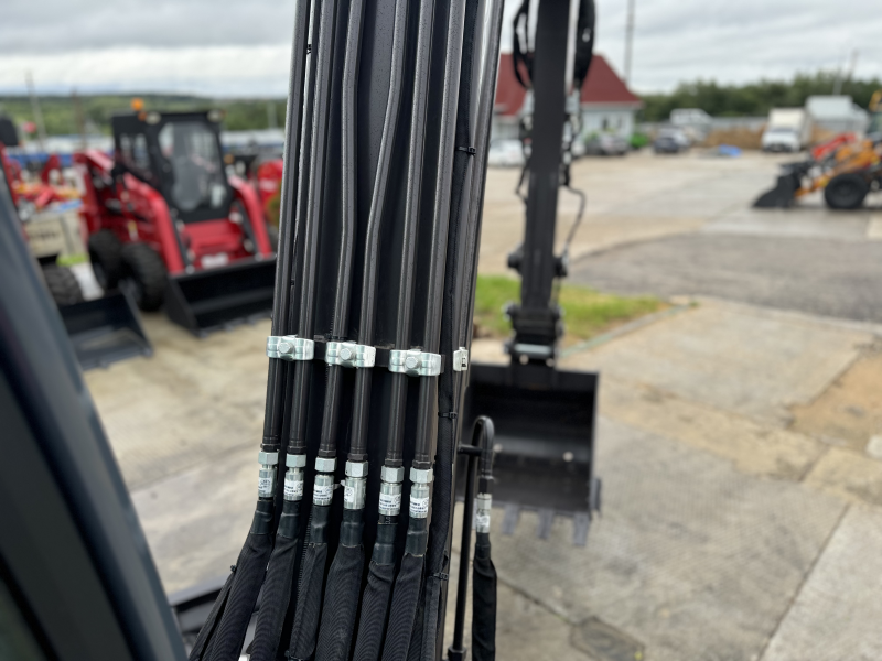 Мини-экскаватор QUADTRAC EX60 (6 т, кабина, А/С, квикаплер, поворотная стрела)