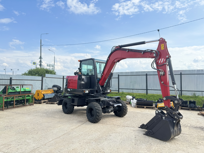 Мини-экскаватор QUADTRAC E60W (6 т, кабина, А/С, квикаплер, поворотная стрела, траншейный ковш)