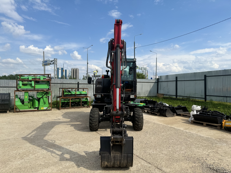 Мини-экскаватор QUADTRAC E60W (6 т, кабина, А/С, квикаплер, поворотная стрела, траншейный ковш)