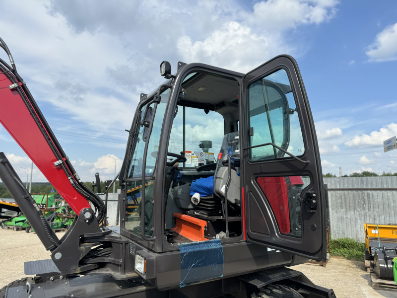 Мини-экскаватор QUADTRAC E60W (6 т, кабина, А/С, квикаплер, поворотная стрела, траншейный ковш)