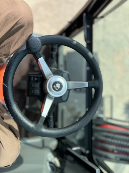 Мини-экскаватор QUADTRAC E60W (6 т, кабина, А/С, квикаплер, поворотная стрела, траншейный ковш)