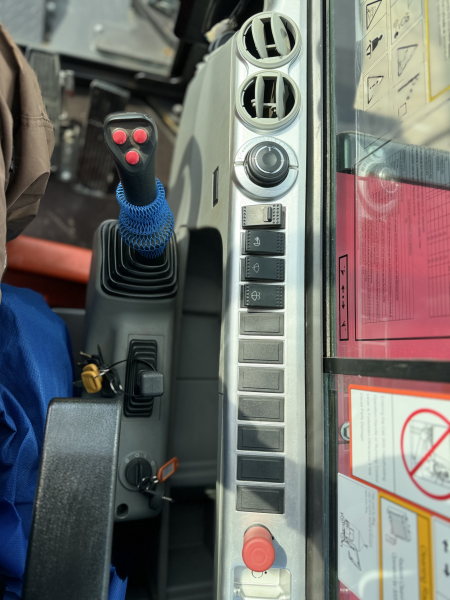 Мини-экскаватор QUADTRAC E60W (6 т, кабина, А/С, квикаплер, поворотная стрела, траншейный ковш)