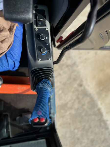 Мини-экскаватор QUADTRAC E60W (6 т, кабина, А/С, квикаплер, поворотная стрела, траншейный ковш)