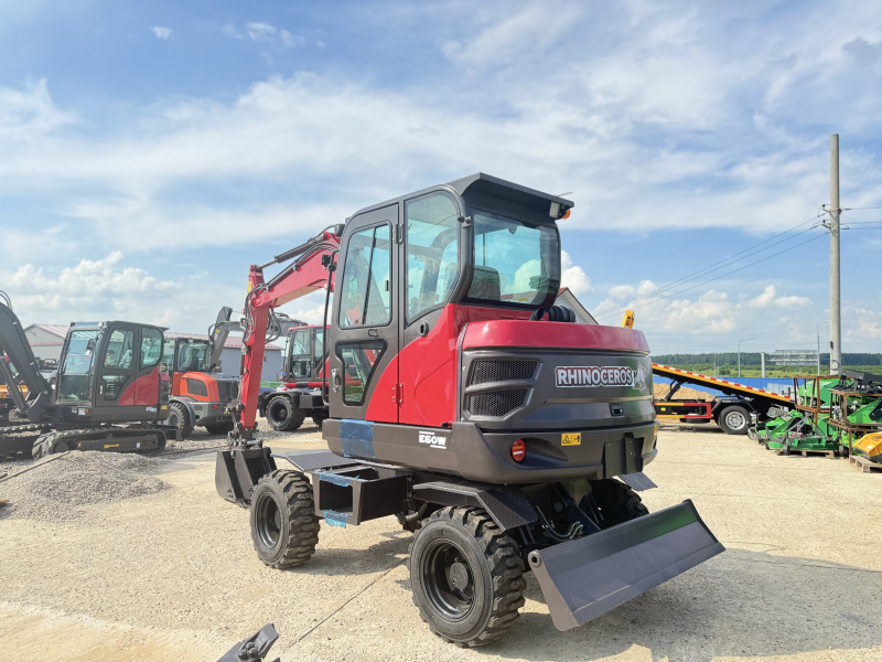 Мини-экскаватор QUADTRAC E60W (6 т, кабина, А/С, квикаплер, поворотная стрела, траншейный ковш)