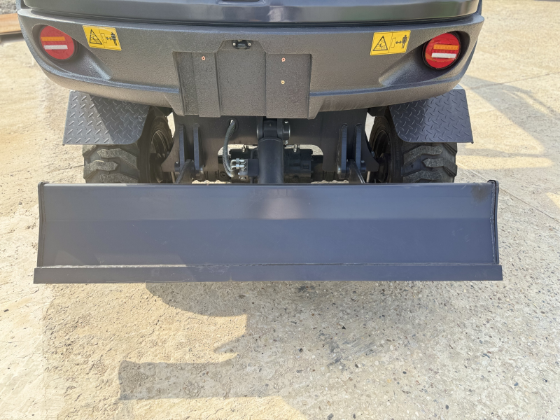 Мини-экскаватор QUADTRAC E60W (6 т, кабина, А/С, квикаплер, поворотная стрела, траншейный ковш)