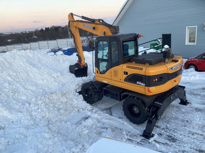 Мини-экскаватор QUADTRAC E130WH (12т, кабина, квикаплер)