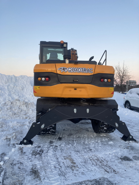 Мини-экскаватор QUADTRAC E130WH (12т, кабина, квикаплер)