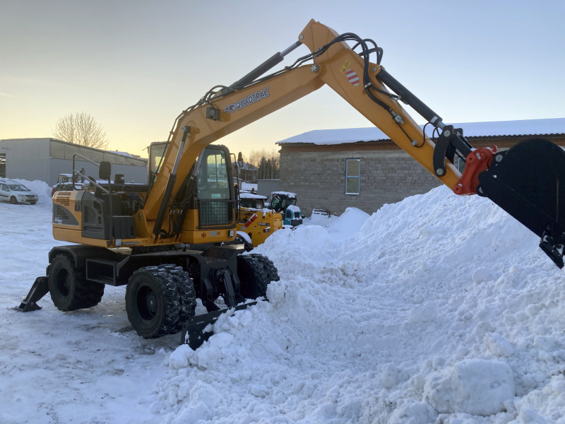 Мини-экскаватор QUADTRAC E130WH (12т, кабина, квикаплер)