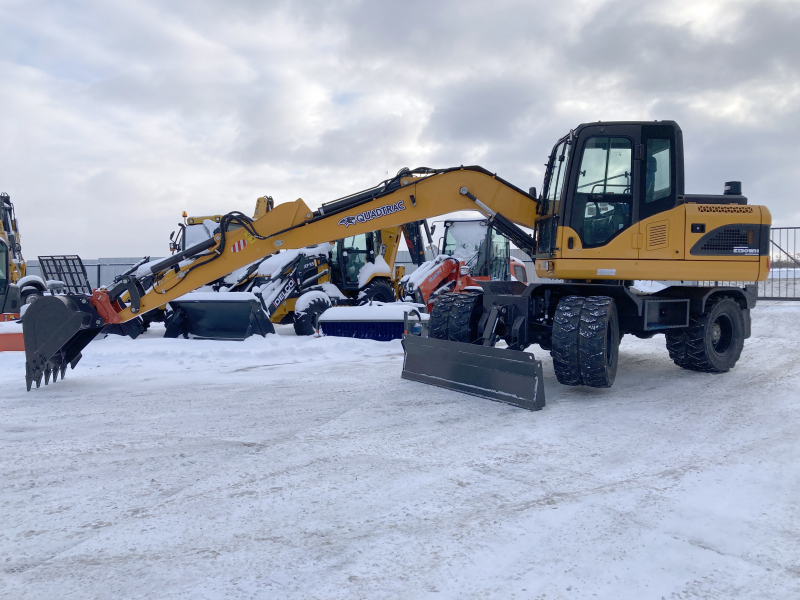 Мини-экскаватор QUADTRAC E130WH (12т, кабина, квикаплер)