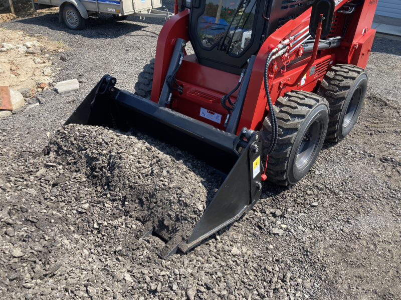 Мини-погрузчик QUADTRAC SSL95 MAX (950 кг кондиционер ковш 4-1)