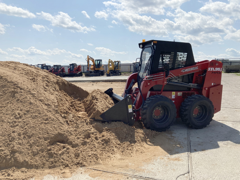 Мини-погрузчик QUADTRAC SSL95 MAX (950 кг кондиционер ковш 4-1)