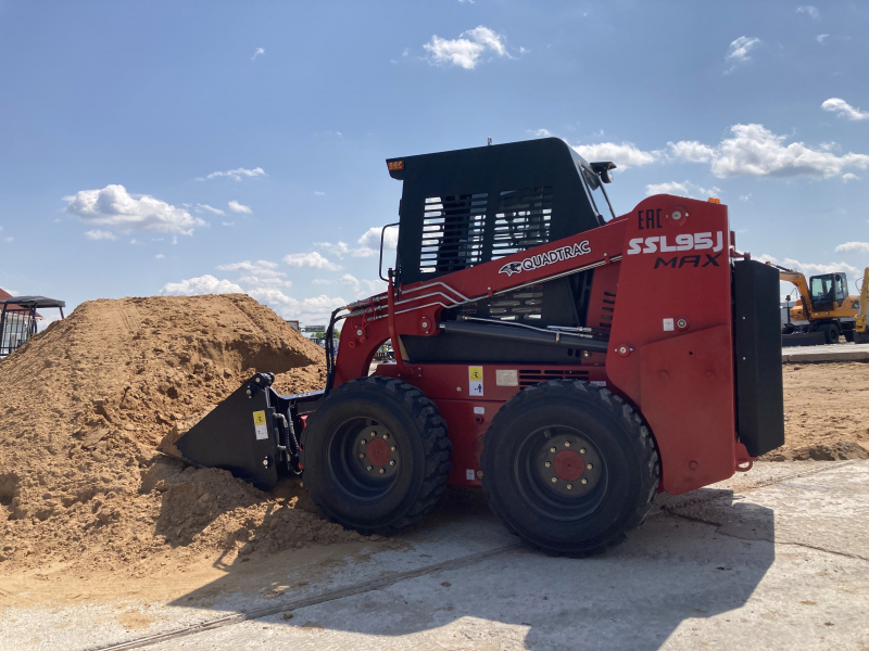 Мини-погрузчик QUADTRAC SSL95 MAX (950 кг кондиционер ковш 4-1)