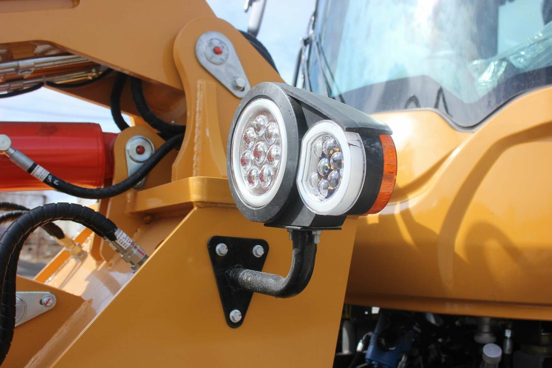 Телескопический погрузчик MTK TL3000 с аутригерами