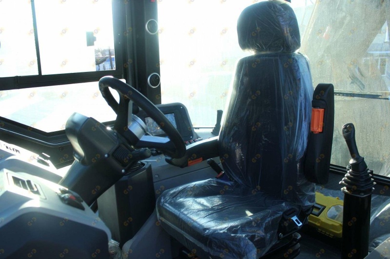 Экскаватор-погрузчик MTK 4CX