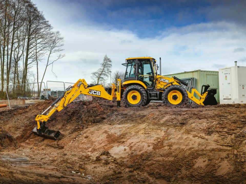 Экскаватор-погрузчик JCB 4CX, мощность двигателя 74 кВт (при 2200 об/мин), эксплуатационная масса 8585 кг