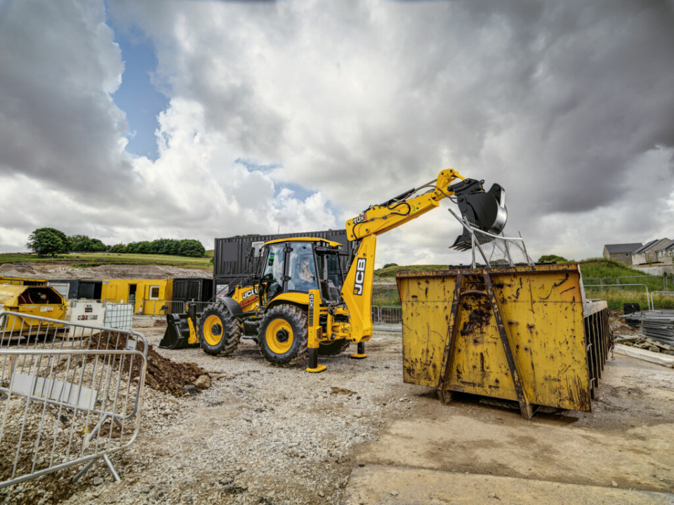 Экскаватор-погрузчик JCB 4CX, мощность двигателя 74 кВт (при 2200 об/мин), эксплуатационная масса 8585 кг