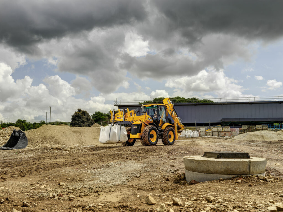 Экскаватор-погрузчик JCB 4CX, мощность двигателя 74 кВт (при 2200 об/мин), эксплуатационная масса 8585 кг