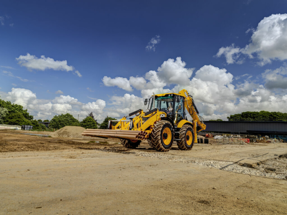 Экскаватор-погрузчик JCB 4CX, мощность двигателя 74 кВт (при 2200 об/мин), эксплуатационная масса 8585 кг