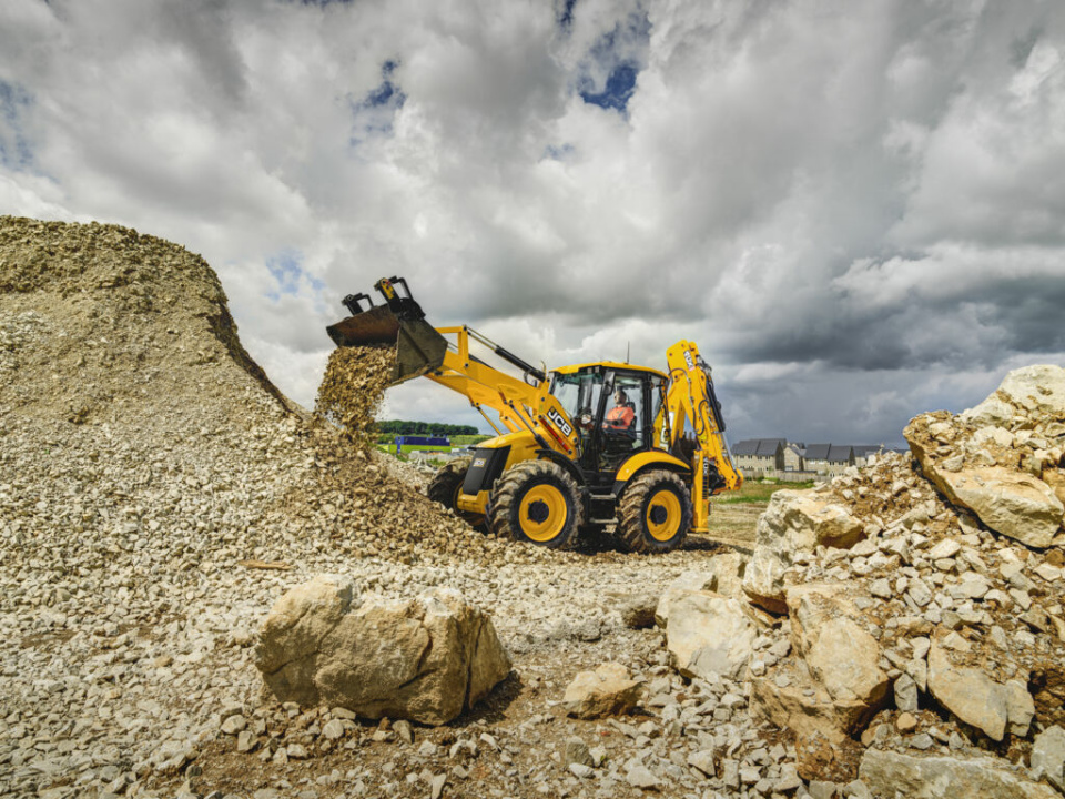 Экскаватор-погрузчик JCB 4CX, мощность двигателя 74 кВт (при 2200 об/мин), эксплуатационная масса 8585 кг