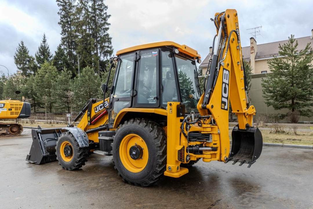 Экскаватор-погрузчик JCB 3CX (Россия), мощность двигателя 68.6 кВт, эксплуатационная масса 8445 кг