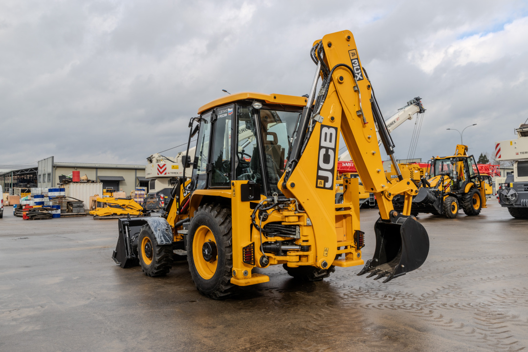 Экскаватор-погрузчик JCB 3CX (Россия), мощность двигателя 68.6 кВт, эксплуатационная масса 8445 кг