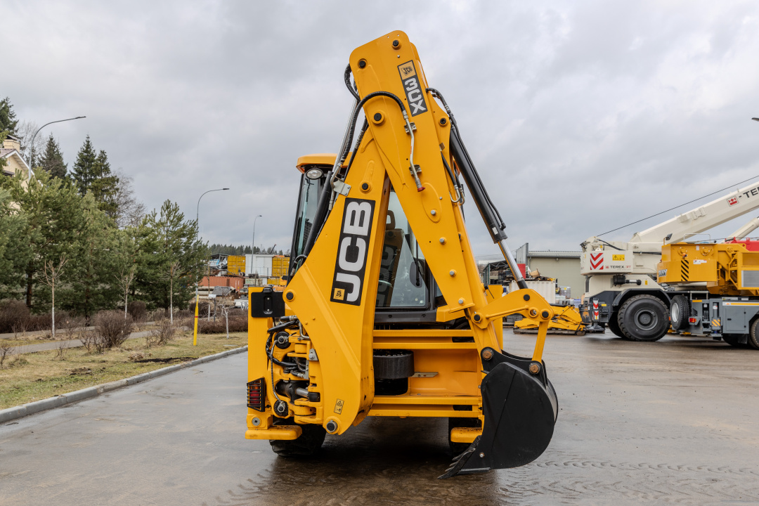 Экскаватор-погрузчик JCB 3CX (Россия), мощность двигателя 68.6 кВт, эксплуатационная масса 8445 кг