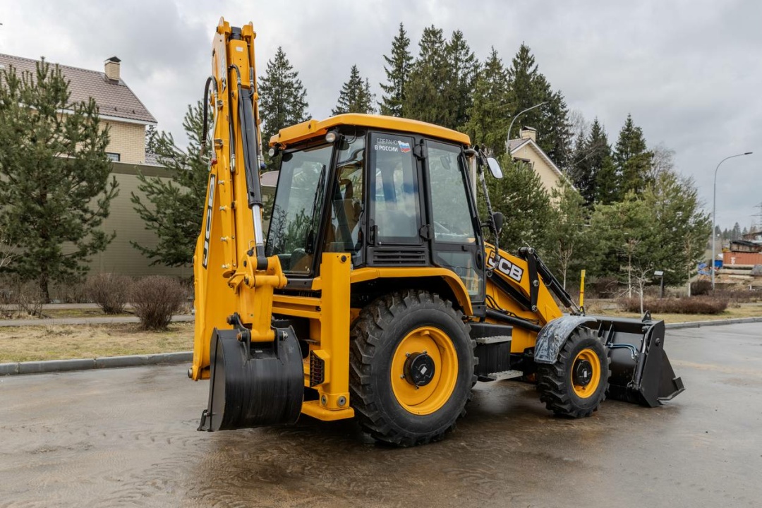 Экскаватор-погрузчик JCB 3CX (Россия), мощность двигателя 68.6 кВт, эксплуатационная масса 8445 кг