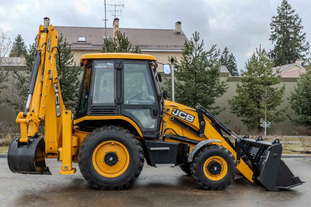 Экскаватор-погрузчик JCB 3CX (Россия), мощность двигателя 68.6 кВт, эксплуатационная масса 8445 кг