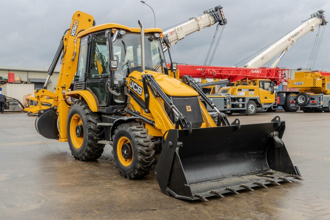 Экскаватор-погрузчик JCB 3CX (Россия), мощность двигателя 68.6 кВт, эксплуатационная масса 8445 кг