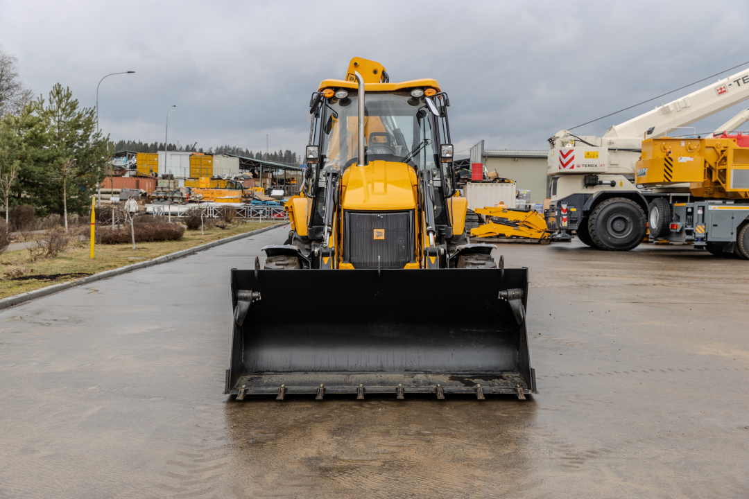 Экскаватор-погрузчик JCB 3CX (Россия), мощность двигателя 68.6 кВт, эксплуатационная масса 8445 кг