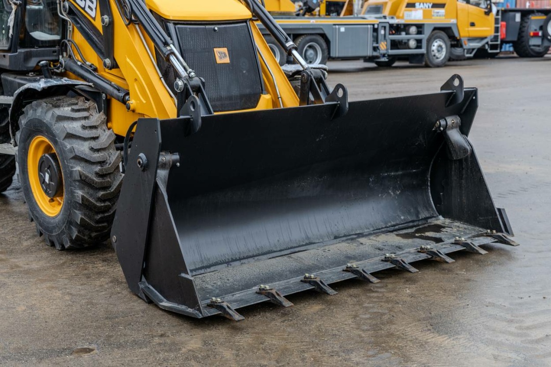 Экскаватор-погрузчик JCB 3CX (Россия), мощность двигателя 68.6 кВт, эксплуатационная масса 8445 кг