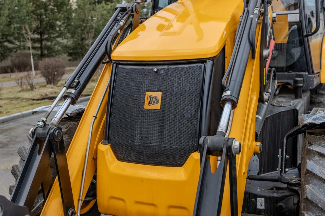 Экскаватор-погрузчик JCB 3CX (Россия), мощность двигателя 68.6 кВт, эксплуатационная масса 8445 кг