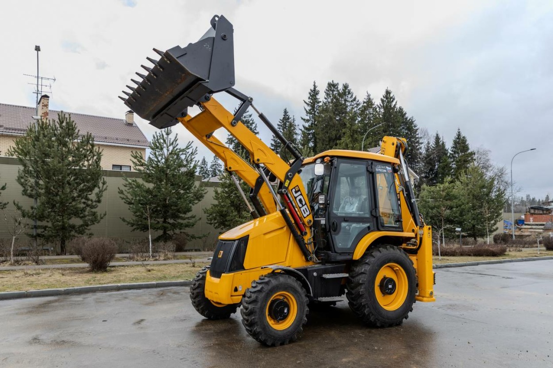 Экскаватор-погрузчик JCB 3CX (Россия), мощность двигателя 68.6 кВт, эксплуатационная масса 8445 кг