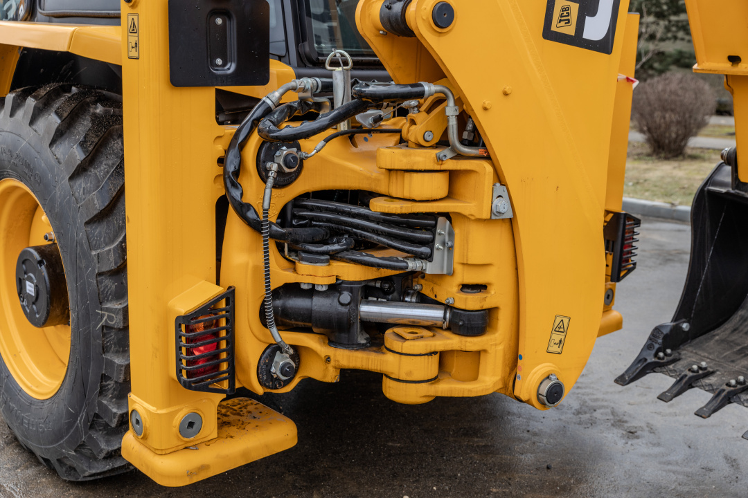 Экскаватор-погрузчик JCB 3CX (Россия), мощность двигателя 68.6 кВт, эксплуатационная масса 8445 кг