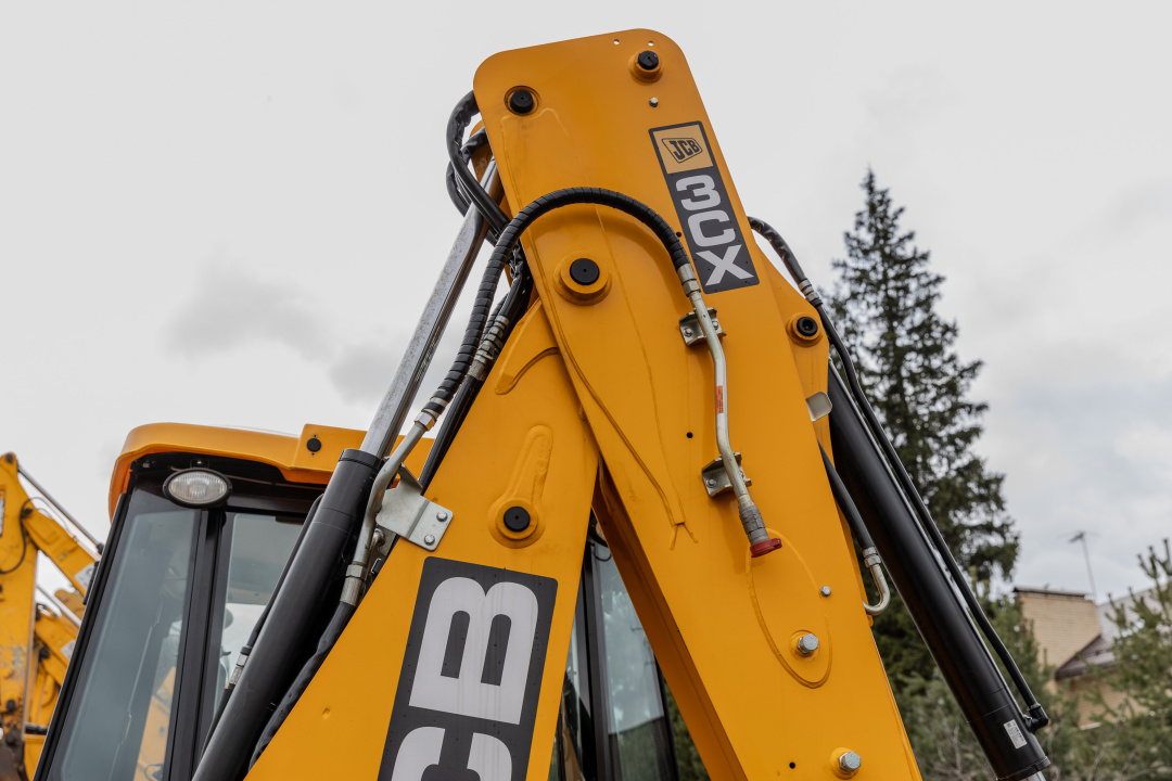Экскаватор-погрузчик JCB 3CX (Россия), мощность двигателя 68.6 кВт, эксплуатационная масса 8445 кг