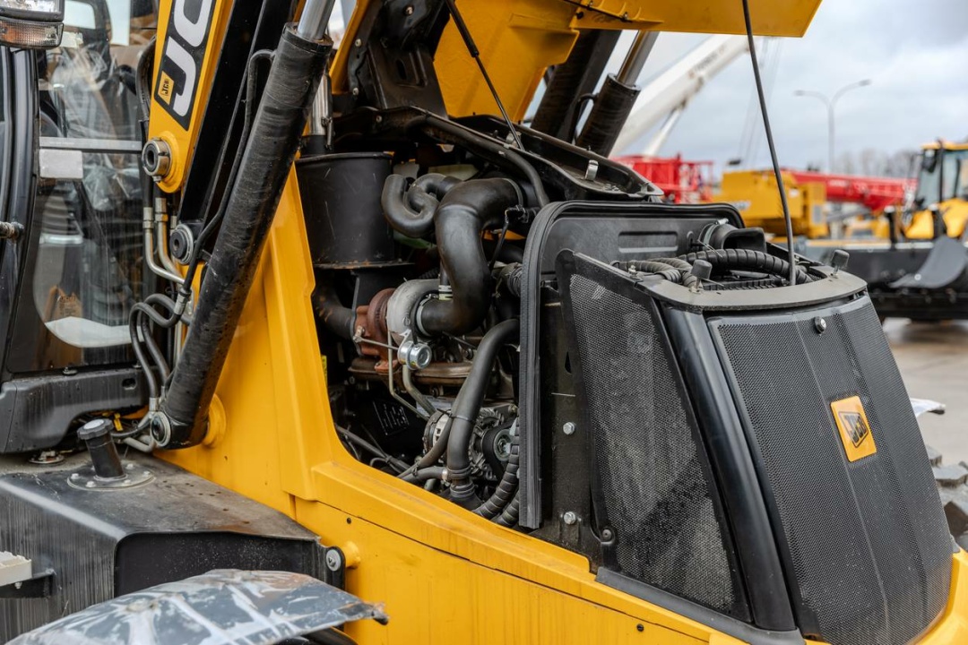 Экскаватор-погрузчик JCB 3CX (Россия), мощность двигателя 68.6 кВт, эксплуатационная масса 8445 кг